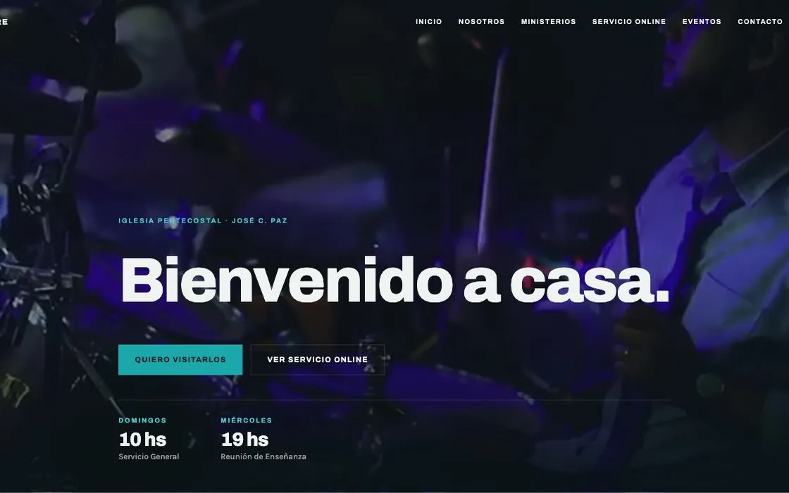 Casa de mi Padre homepage: dark video hero with the headline 'Bienvenido a casa.', a teal 'Quiero visitarlos' button and service times
